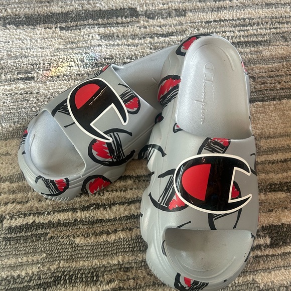 Size 12 champion slides - Picture 1 of 2